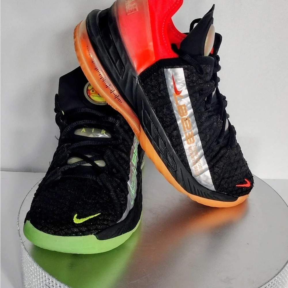 Nike Black and Neon Nike sneakers size 5.5 Y pre owned good condition